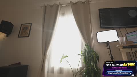 Hannah James online show from February 27, 4:21 pm