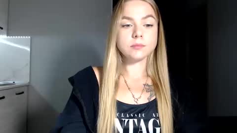 happy_fox_ online show from September 25, 9:55 pm