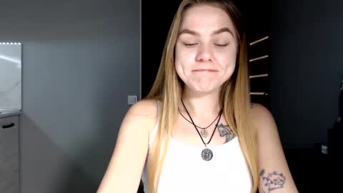 happy_fox_ online show from March 19, 8:36 pm