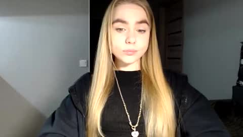 happy_fox_ online show from February 6, 11:04 pm