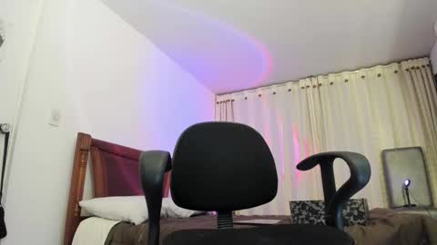 Snapshot of hat_girl chatting on October 22, 4:37 am Nicole online show from October 22, 4:37 am