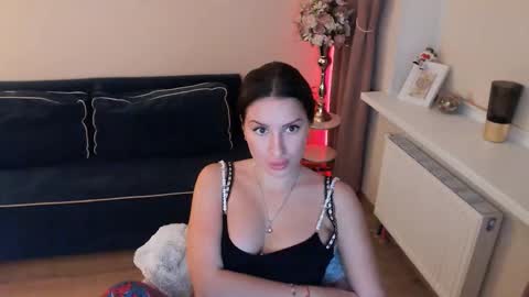 Snapshot of heaven_chloe chatting on September 30, 8:19 pm Heaven girl online show from September 30, 8:19 pm