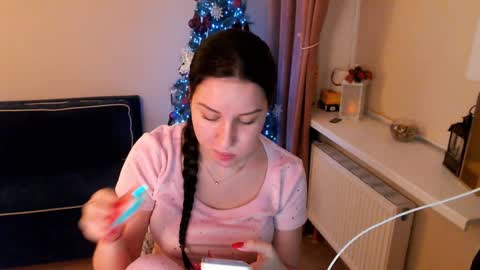 Snapshot of heaven_chloe chatting on January 22, 5:28 pm Heaven girl online show from January 22, 5:28 pm