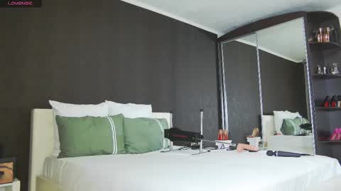 Helen online show from November 14, 5:04 pm