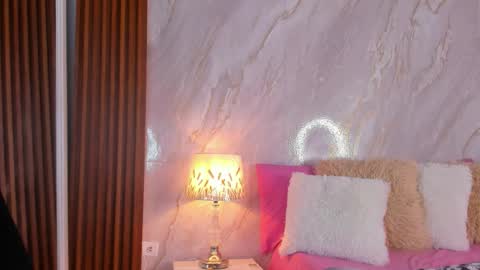 Helena Santos  online show from February 4, 11:03 am