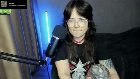 Snapshot of hell_hotline chatting on October 6, 7:10 pm Red online show from October 6, 7:10 pm