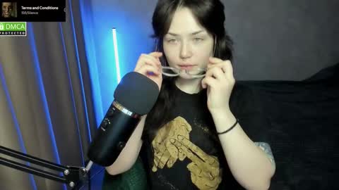 Snapshot of hell_hotline chatting on October 11, 6:33 pm Red online show from October 11, 6:33 pm