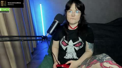 Snapshot of hell_hotline chatting on October 7, 7:21 pm Red online show from October 7, 7:21 pm