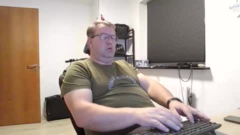Snapshot of henrikrp1971 chatting on October 17, 5:50 pm henrikrp1971 online show from October 17, 5:50 pm