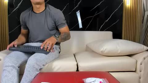 henrydouglas online show from April 15, 11:57 am