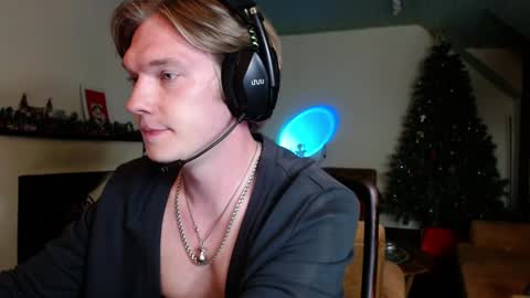 Snapshot of hercules__ chatting on January 29, 5:56 pm Gregblonde Alextattoo online show from January 29, 5:56 pm
