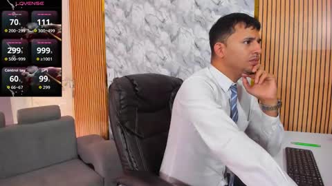 Snapshot of hiddenoffice chatting on November 1, 12:37 pm George online show from November 1, 12:37 pm