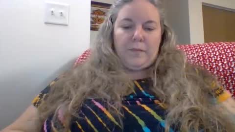 hippysnewhere online show from June 10, 5:01 pm