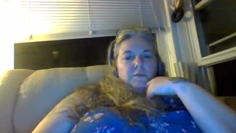 hippysnewhere online show from June 15, 4:48 am