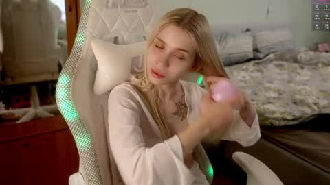 Holly online show from April 8, 9:29 pm