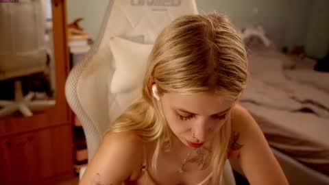 Holly online show from July 8, 5:38 pm