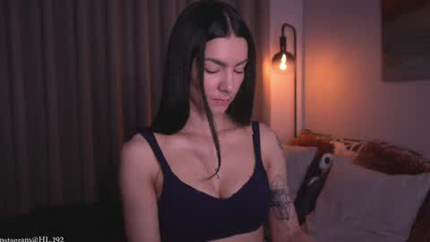 Holly Linder online show from April 8, 2:14 am