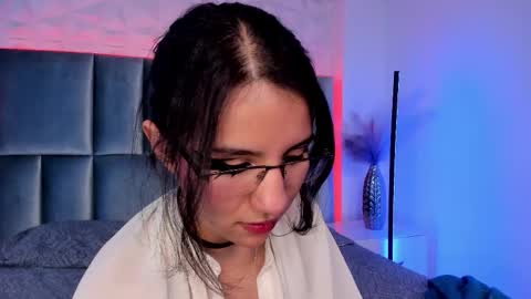 hollypeach_ online show from January 8, 8:04 pm