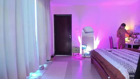 Snapshot of holy_khloe chatting on October 13, 3:30 am Kira Purrr online show from October 13, 3:30 am