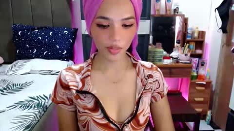 MOLLY online show from November 9, 6:50 am