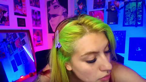Snapshot of holyeva chatting on December 4, 10:24 pm online show from December 4, 10:24 pm