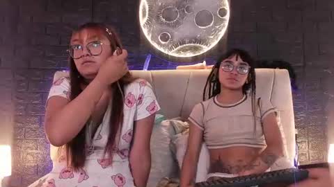 honey_lesbian_hott777 online show from June 13, 3:06 am