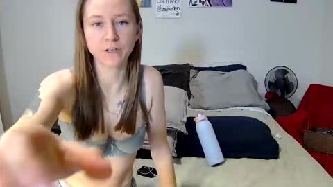 HoneyBeeXx69 online show from March 7, 12:54 am