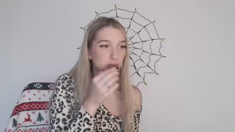 honeyveil online show from October 31, 1:33 pm