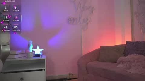 Snapshot of honeyymoonn_ chatting on October 21, 8:45 pm Honey Moon Help me to reach 100 thumbs up online show from October 21, 8:45 pm
