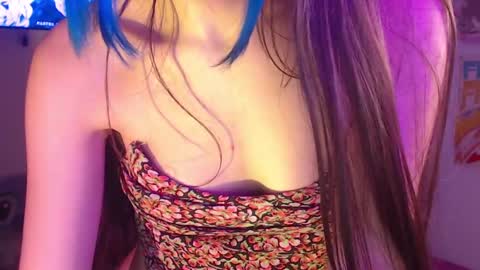 Snapshot of honeyypeaach chatting on December 3, 1:47 am    online show from December 3, 1:47 am