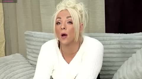 Snapshot of hopedayleexo chatting on October 6, 9:10 pm Hope Daylee online show from October 6, 9:10 pm