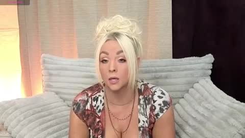 Snapshot of hopedayleexo chatting on September 25, 3:46 am Hope Daylee online show from September 25, 3:46 am