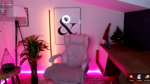 hot__tiny online show from January 16, 2:15 pm