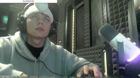 Snapshot of hot_boy_2002_ chatting on December 18, 10:13 pm Hot boy 2002 online show from December 18, 10:13 pm