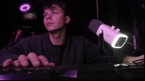 Snapshot of hot_boy_2002_ chatting on October 3, 7:44 pm Hot boy 2002 online show from October 3, 7:44 pm