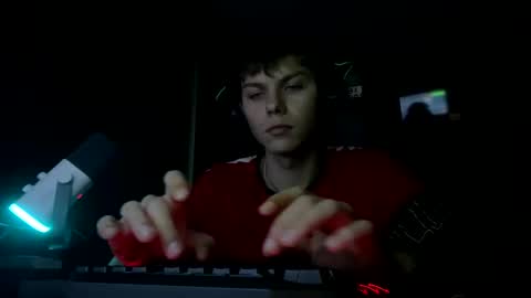 Snapshot of hot_boy_2002_ chatting on December 1, 11:29 pm Hot boy 2002 online show from December 1, 11:29 pm