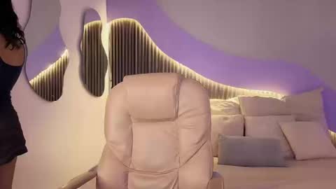 Alana online show from February 3, 8:35 pm