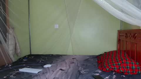 hot_moxie online show from December 15, 6:20 am