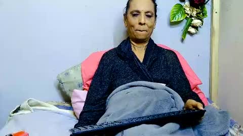 hot queen online show from June 12, 5:28 am