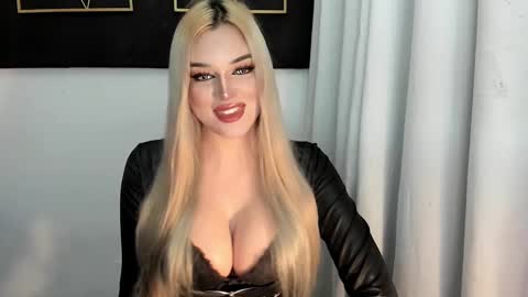 STELLA online show from October 31, 9:37 pm