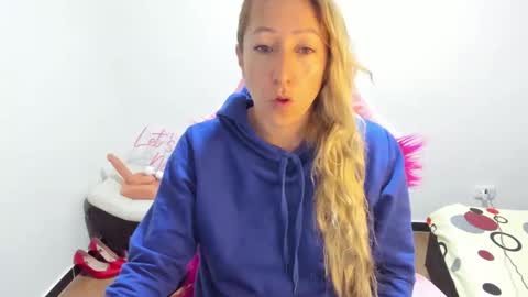 hottychrystal online show from December 1, 10:24 am