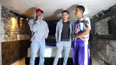 Snapshot of howents chatting on October 19, 2:11 pm HOWENTS online show from October 19, 2:11 pm