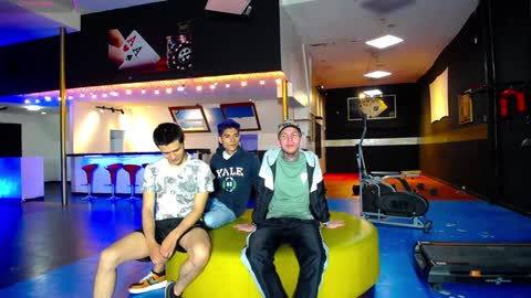 Snapshot of howents chatting on January 24, 1:13 am HOWENTS online show from January 24, 1:13 am