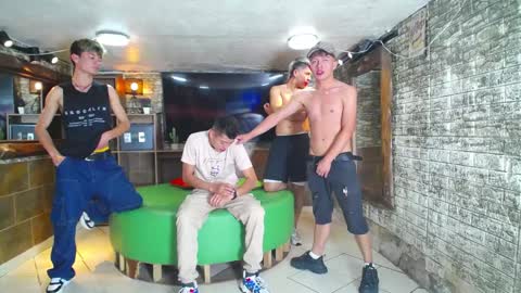 Snapshot of howents chatting on January 13, 1:45 am HOWENTS online show from January 13, 1:45 am