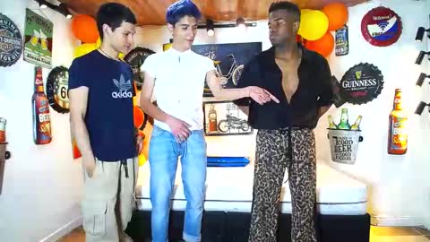 Snapshot of howents chatting on February 9, 2:38 am HOWENTS online show from February 9, 2:38 am