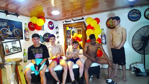 Snapshot of howents chatting on February 4, 5:53 am HOWENTS online show from February 4, 5:53 am