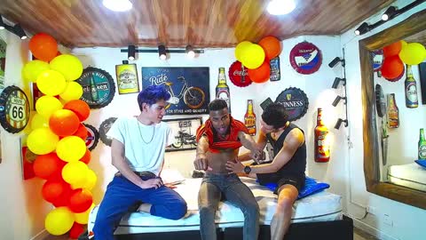 Snapshot of howents chatting on February 8, 2:47 am HOWENTS online show from February 8, 2:47 am