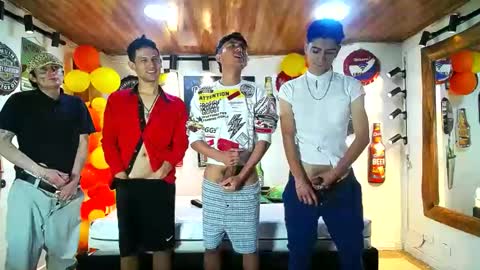 Snapshot of howents chatting on February 27, 3:08 am HOWENTS online show from February 27, 3:08 am