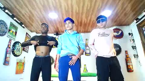 Snapshot of howents chatting on March 5, 3:08 am HOWENTS online show from March 5, 3:08 am