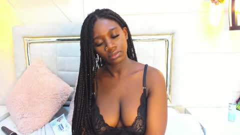 Snapshot of huddah_cam chatting on February 15, 2:22 pm huddah online show from February 15, 2:22 pm